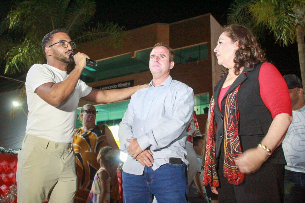 Maicon Rios (presidente da câmara), Leandro Mancha (vice prefeito) e Terezinha Viveiros (prefeita punicipal)