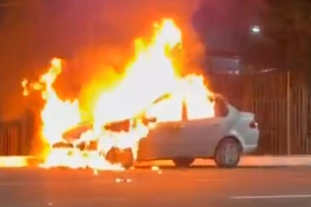 Vídeo: Carro com quatro pessoas pega fogo em grande avenida