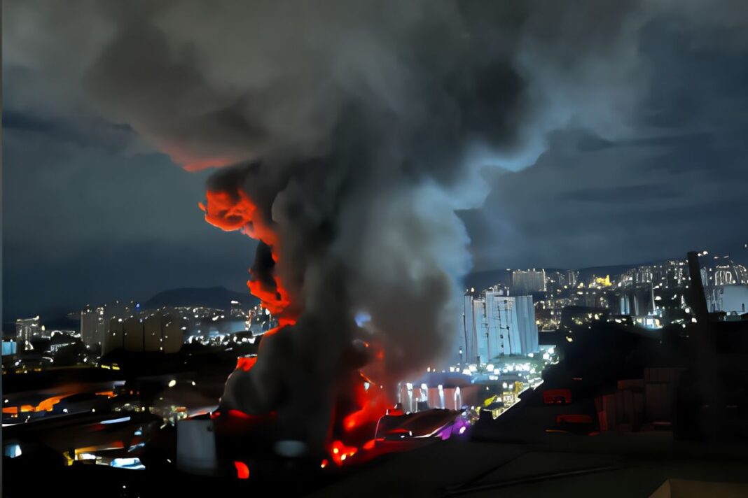 Incêndio de grandes proporções atinge fábrica de autopeças na Zona Oeste de São Paulo Incêndio de grandes proporções atinge fábrica de autopeças na Zona Oeste de São Paulo