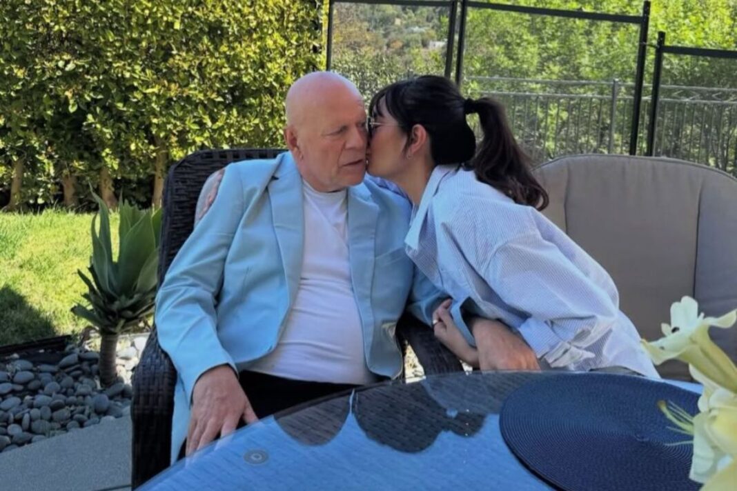 Após diagnóstico do pai, filha de Bruce Willis faz exames para avaliar riscos de demência Após diagnóstico do pai, filha de Bruce Willis faz exames para avaliar riscos de demência